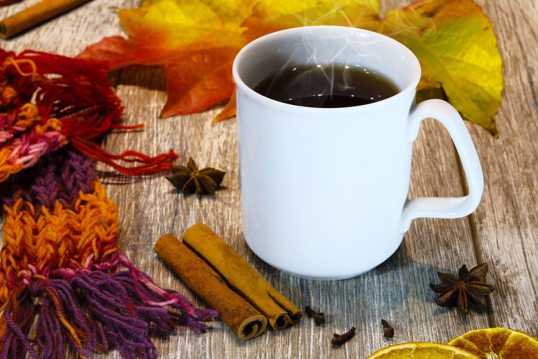 Bild eines Heißgetränkes und Zimtstangen