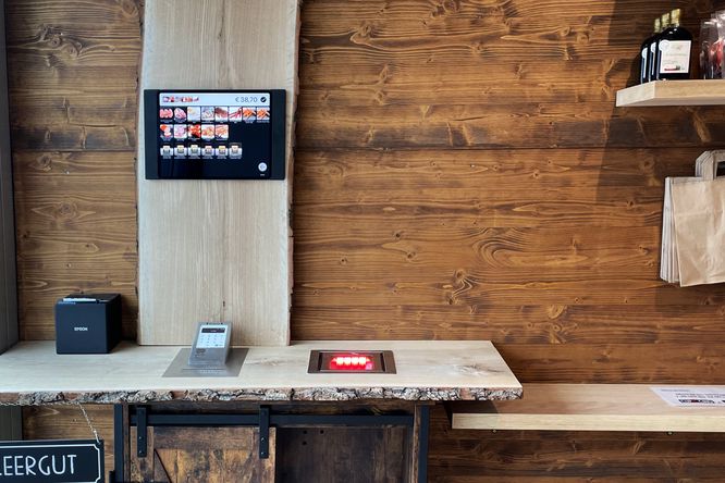 QuickBon Selbstbedienungskasse mit iPad, Scanner und Kartenterminal im SB-Laden